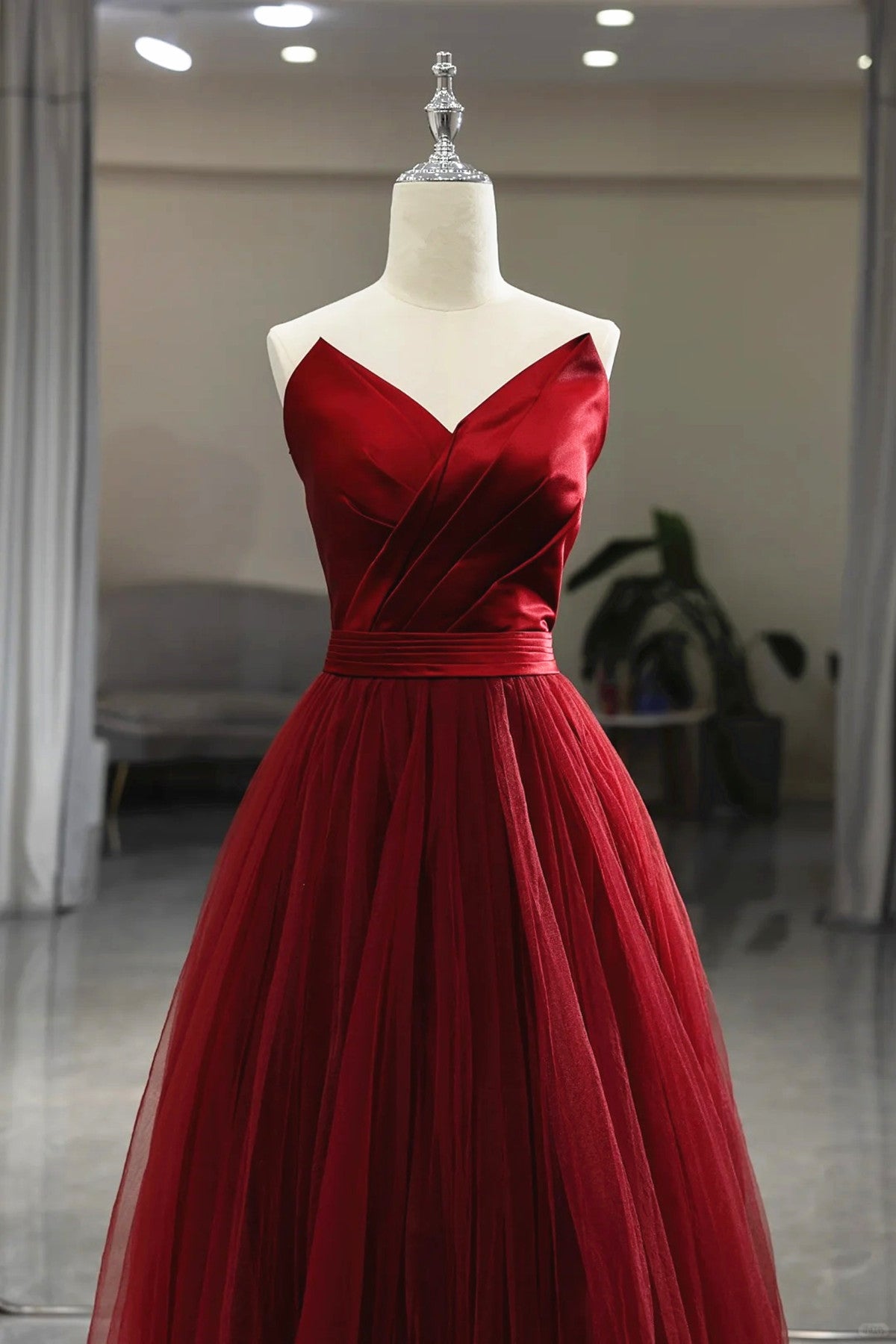 Vestido de fiesta de tul rojo vino con escote en V y longitud hasta la rodilla 