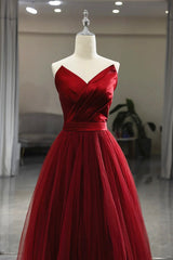 Vestido de fiesta de tul rojo vino con escote en V y longitud hasta la rodilla 
