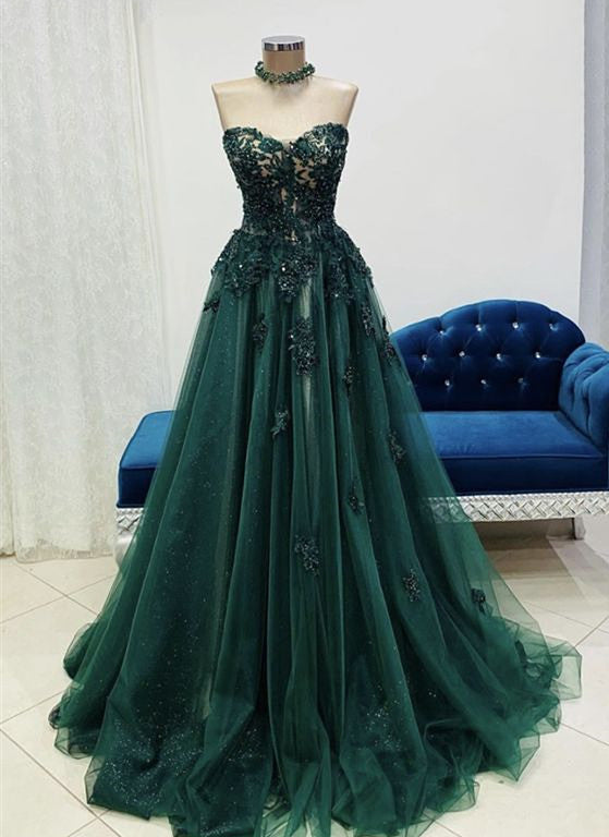 Vestido formal largo de tul verde con apliques de encaje y escote en forma de corazón 