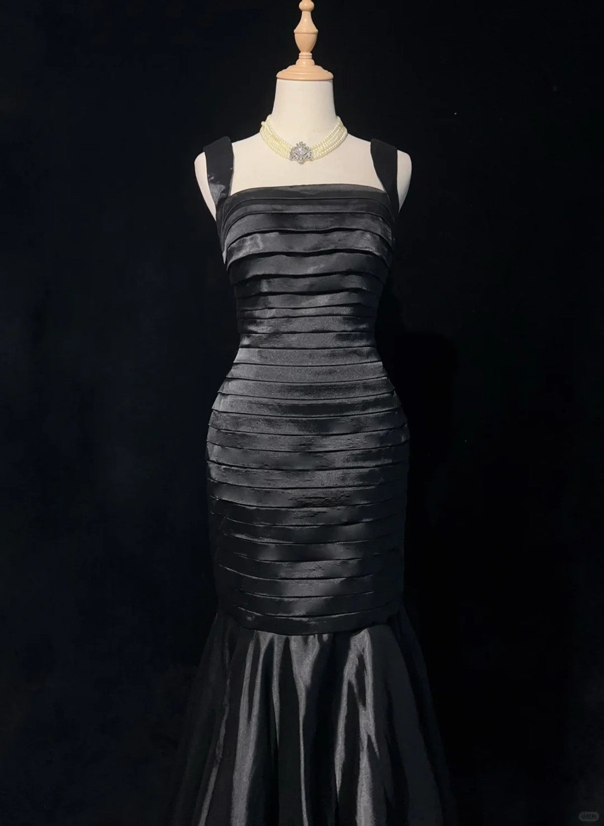 Vestido largo de fiesta formal con tirantes de sirena en color negro 