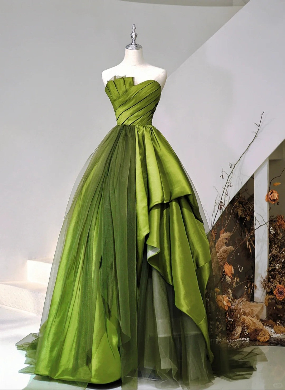 Vestido de fiesta largo con escote en forma de corazón de satén y tul verde 