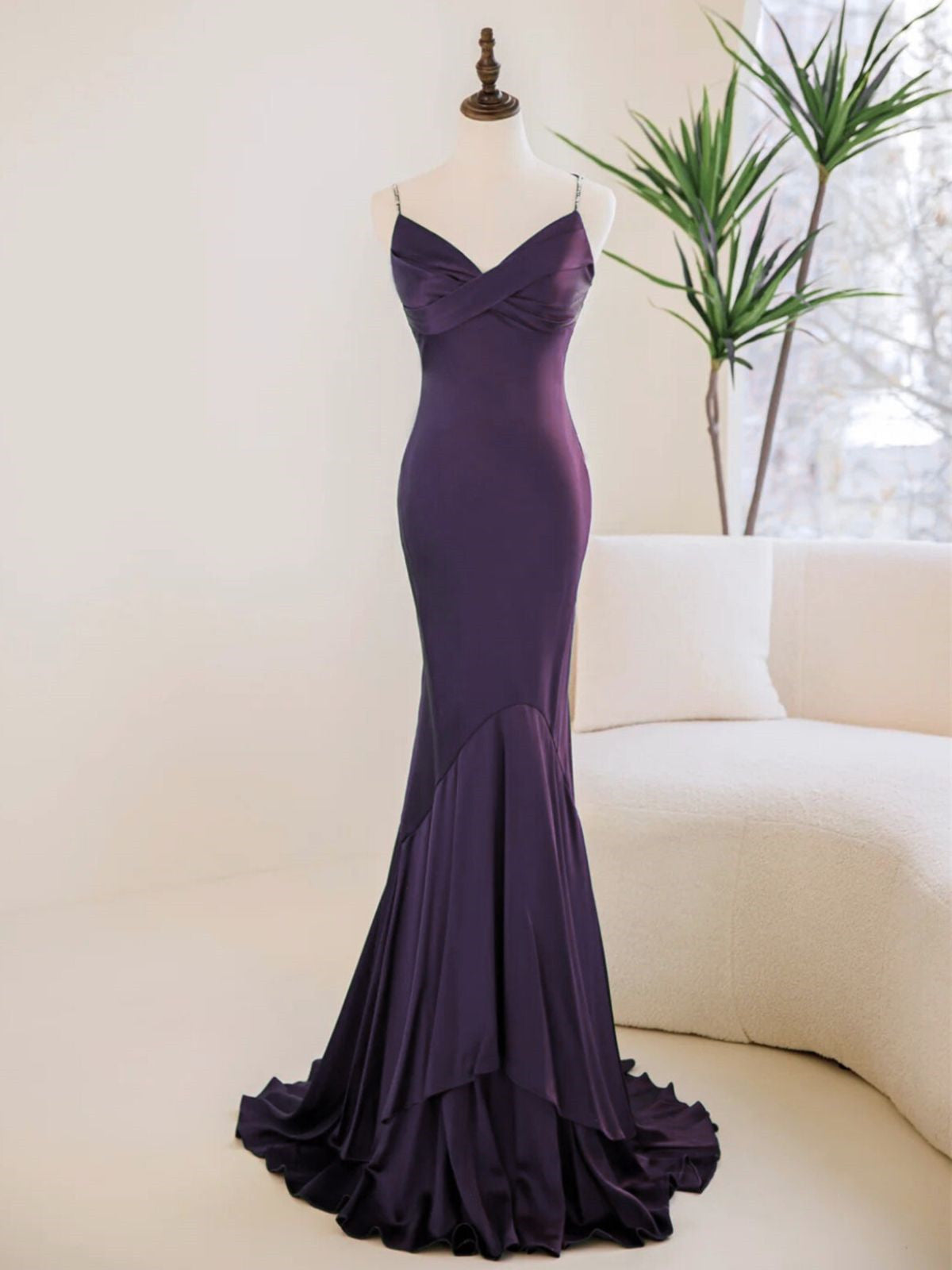 Vestido de noche de satén suave morado con tirantes de sirena y escote en V 