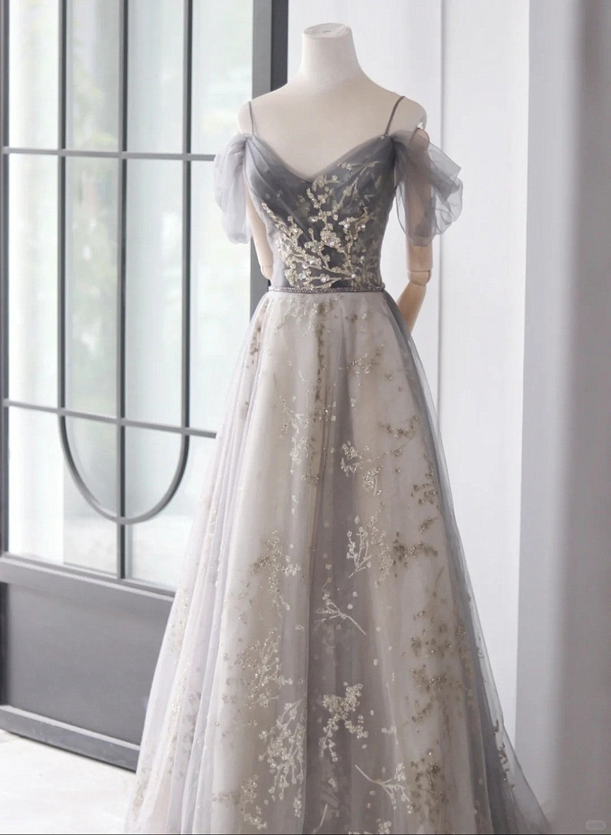 Vestido de fiesta largo de tul gris claro con tirantes en forma de A 