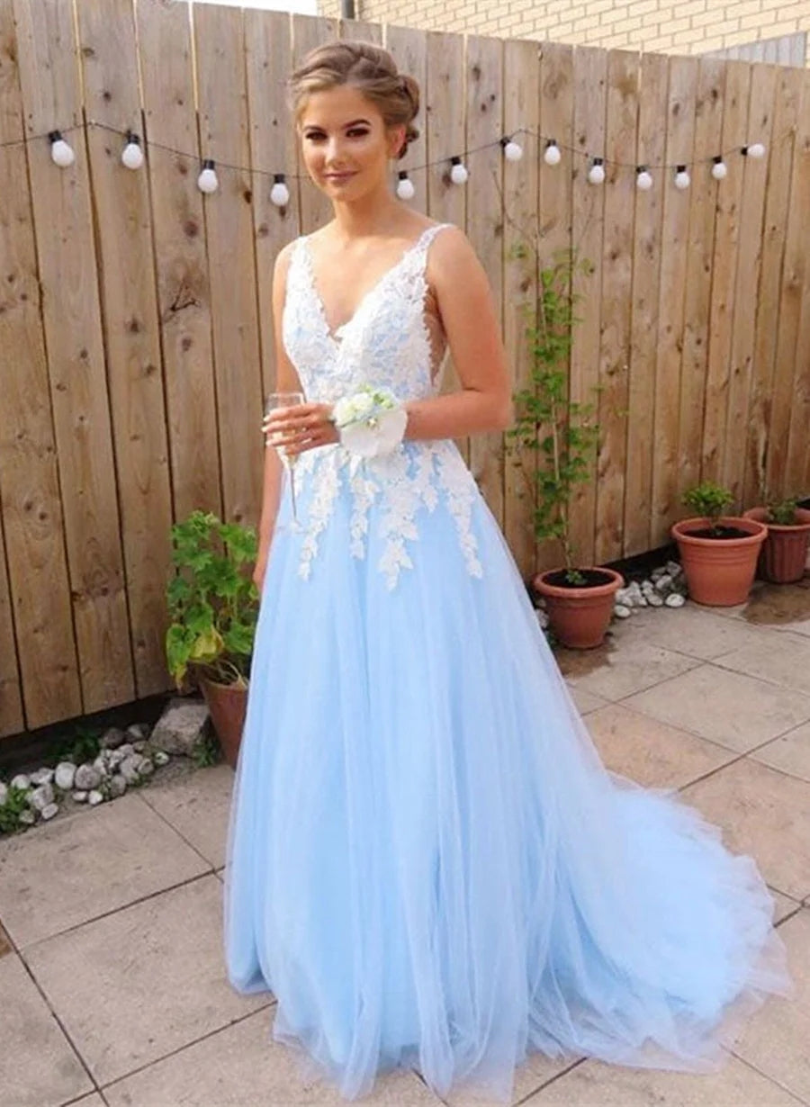 Bonito vestido de fiesta largo de tul azul claro con encaje 