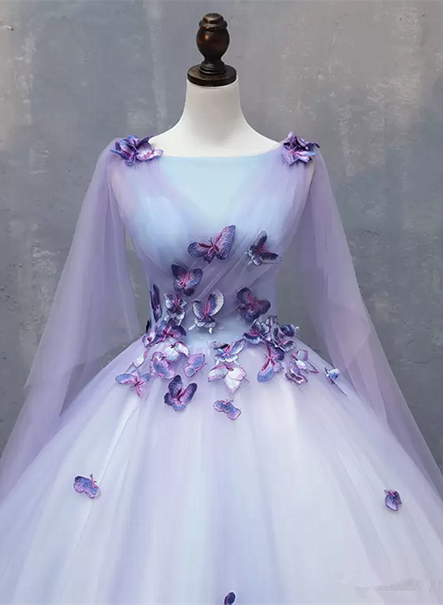 Vestido formal largo de tul lavanda con mariposas. Vestido lavanda para quinceañeras. 