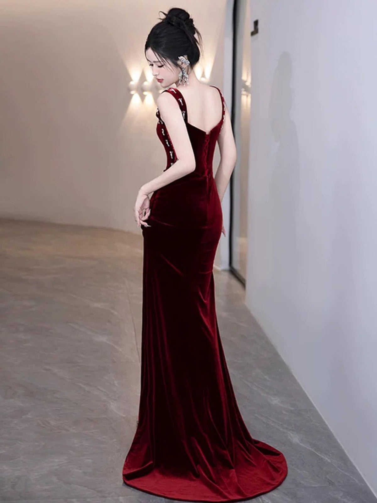 Vestido de fiesta de sirena con cuentas y escote en forma de corazón en color rojo vino