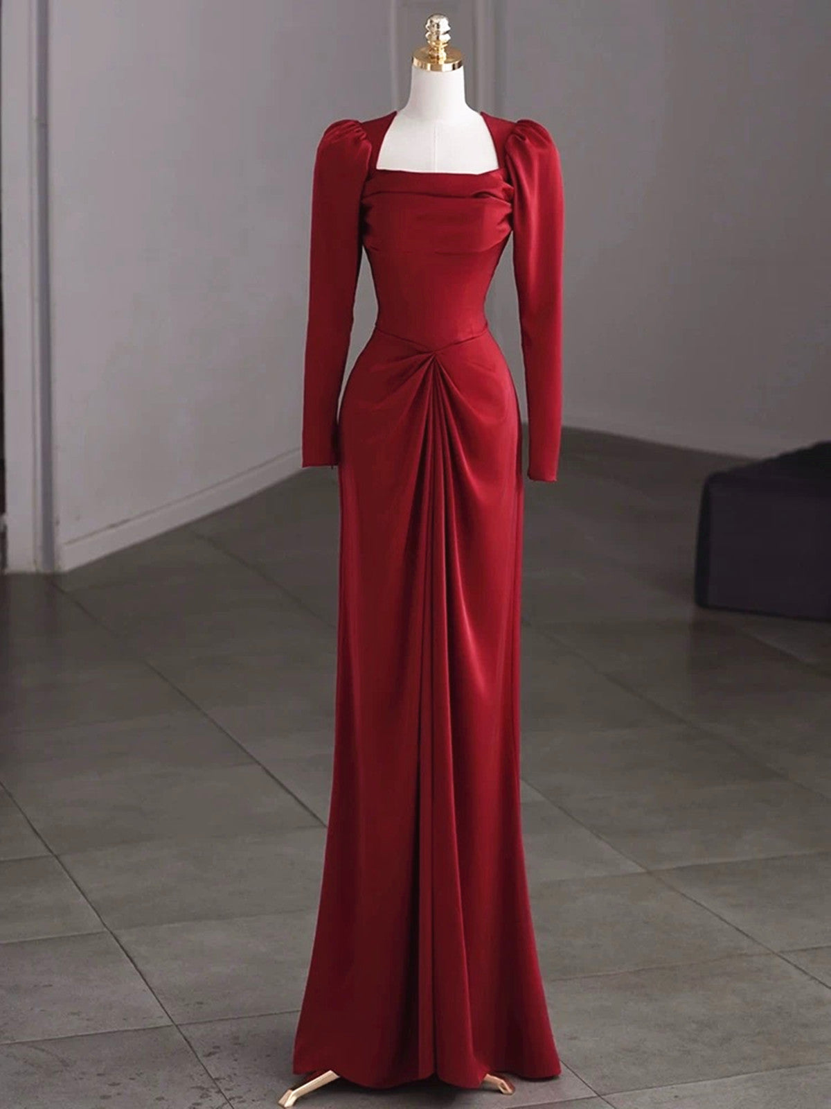 Vestido de fiesta de satén de corte A con mangas largas en color rojo vino 