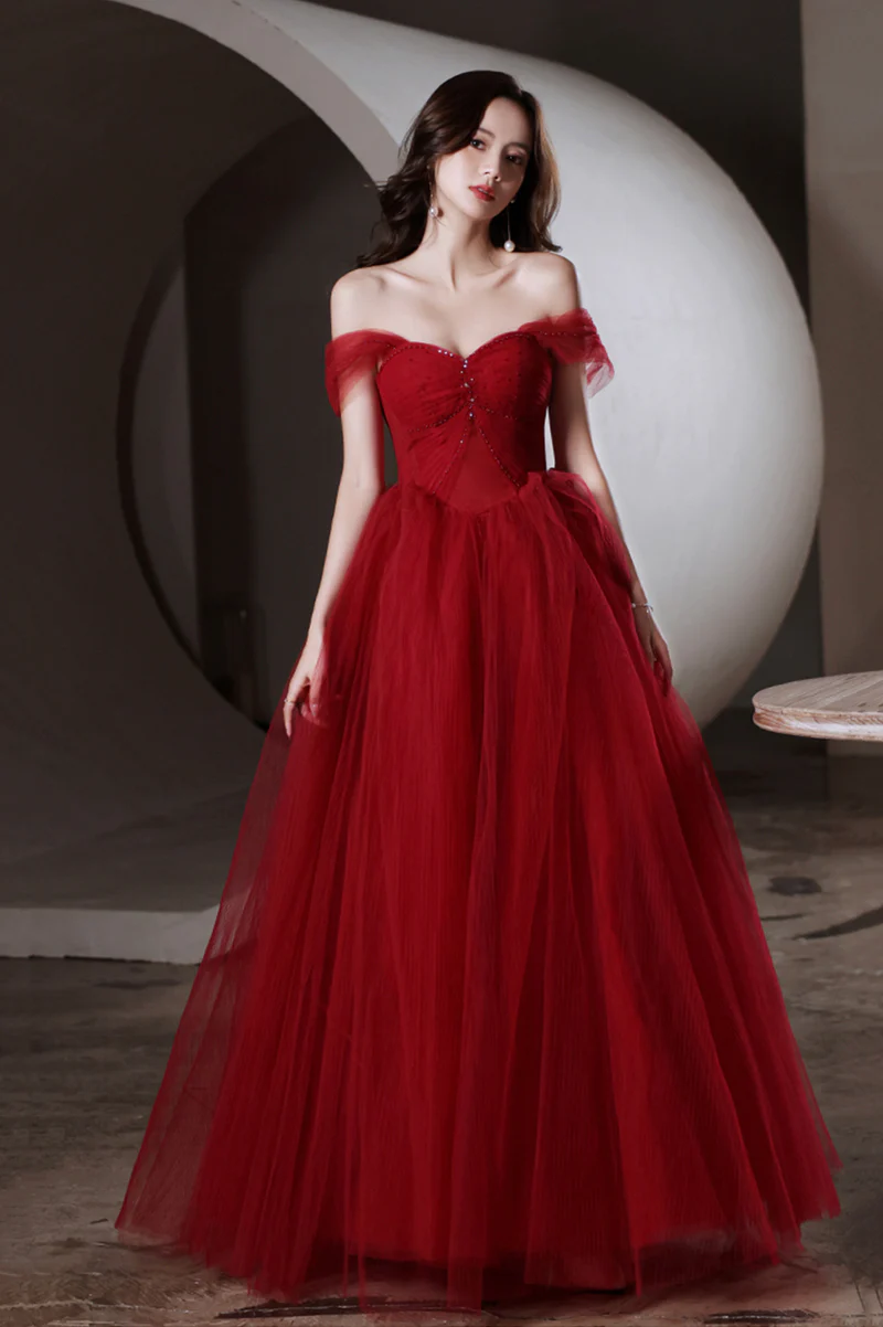 Vestido de noche largo de tul con escote en forma de corazón y cuentas en color rojo vino 