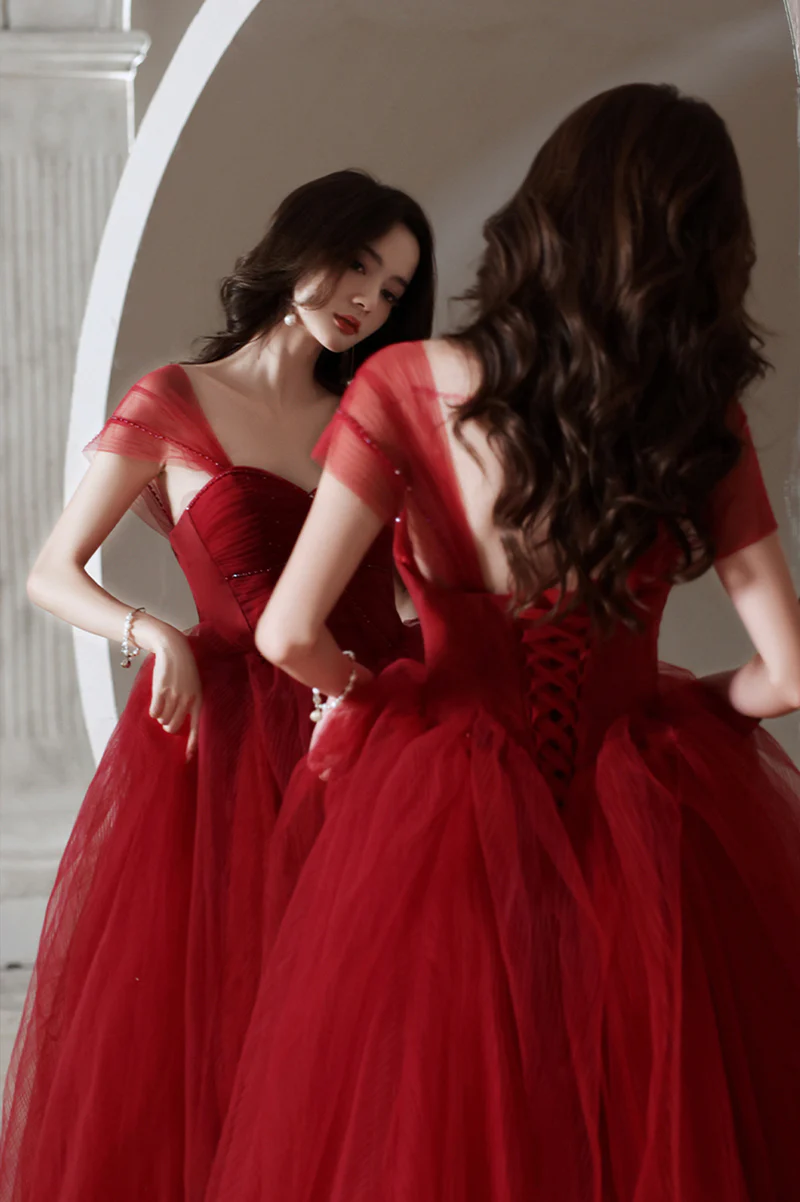 Vestido de noche largo de tul con escote en forma de corazón y cuentas en color rojo vino 