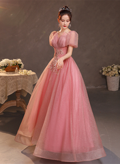 Vestido formal largo de tul con cuentas y mangas cortas en color rosa 