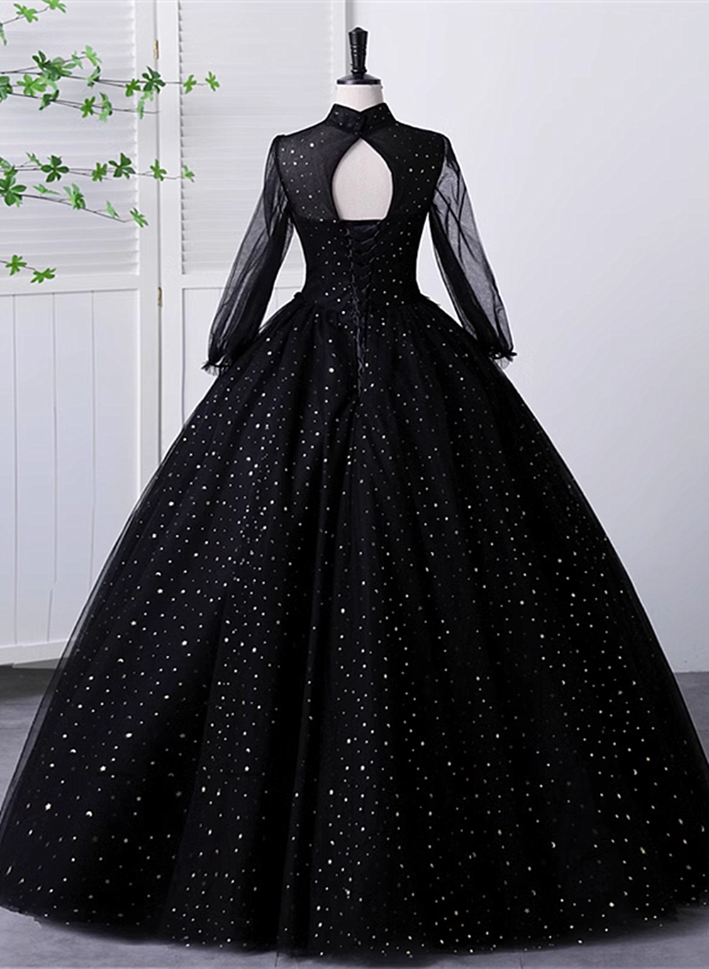 Vestido negro de tul con escote alto y mangas largas para quinceañeras 