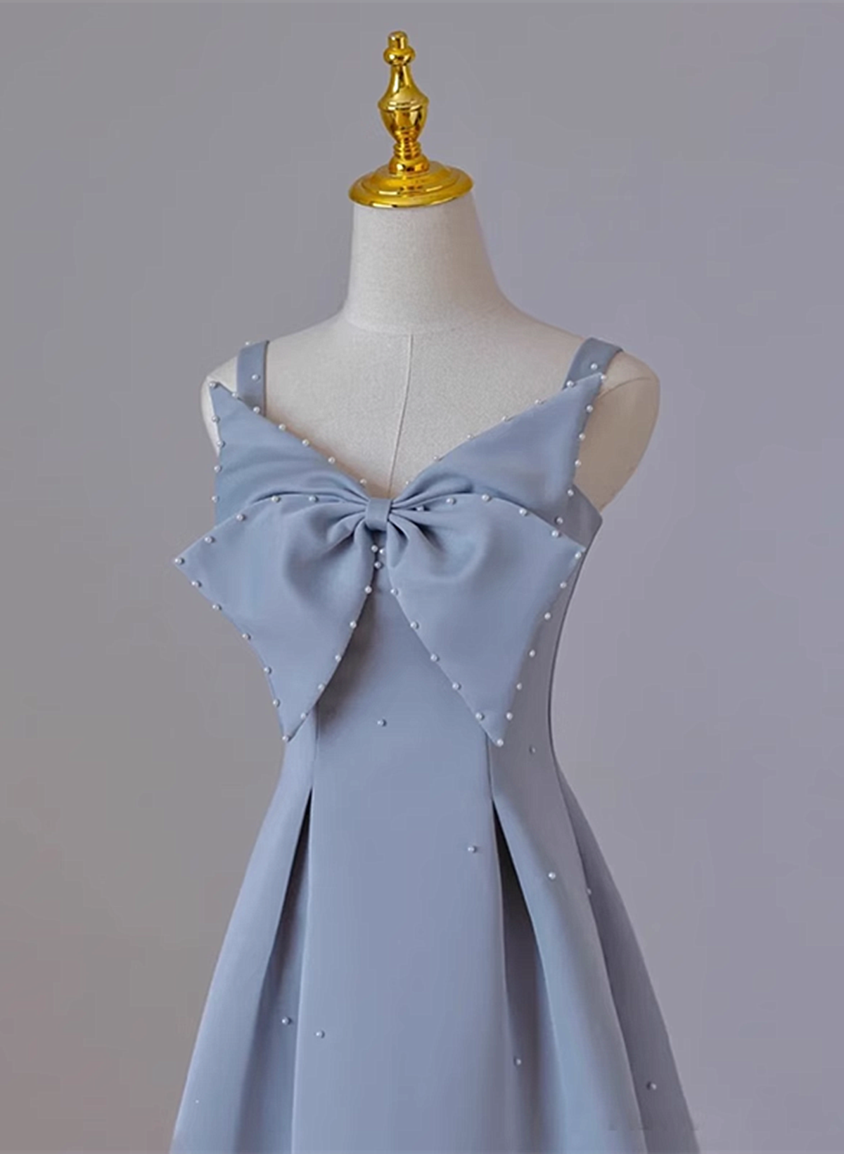 Vestido formal de satén con tirantes finos, largo hasta la rodilla, color gris azulado 