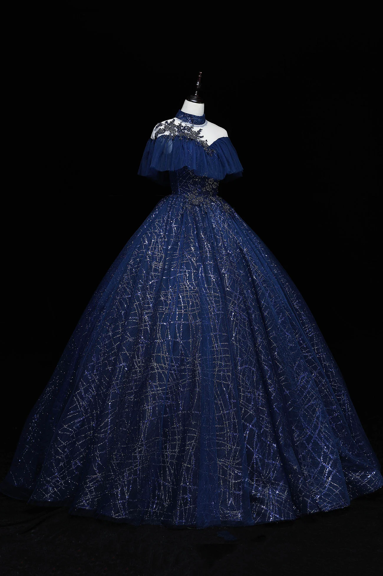 Vestido formal de tul con encaje y escote alto azul marino 