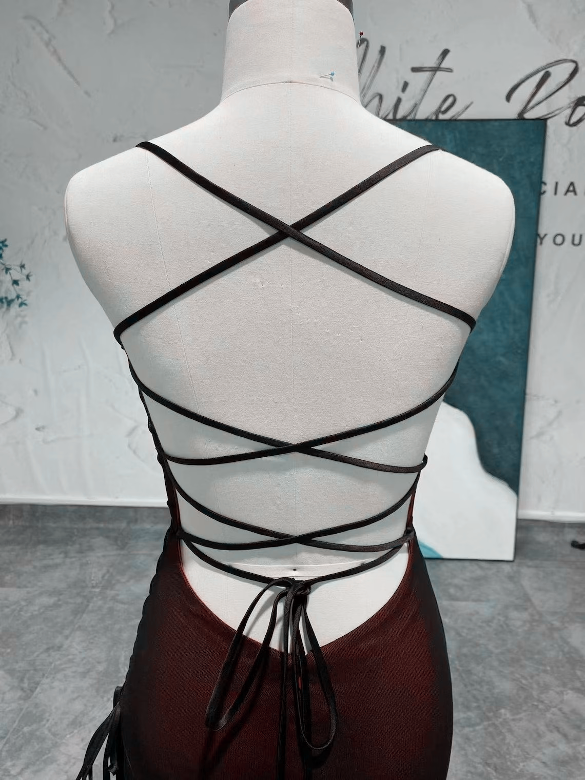 Vestido de fiesta largo elegante con espalda cruzada en negro y rojo 