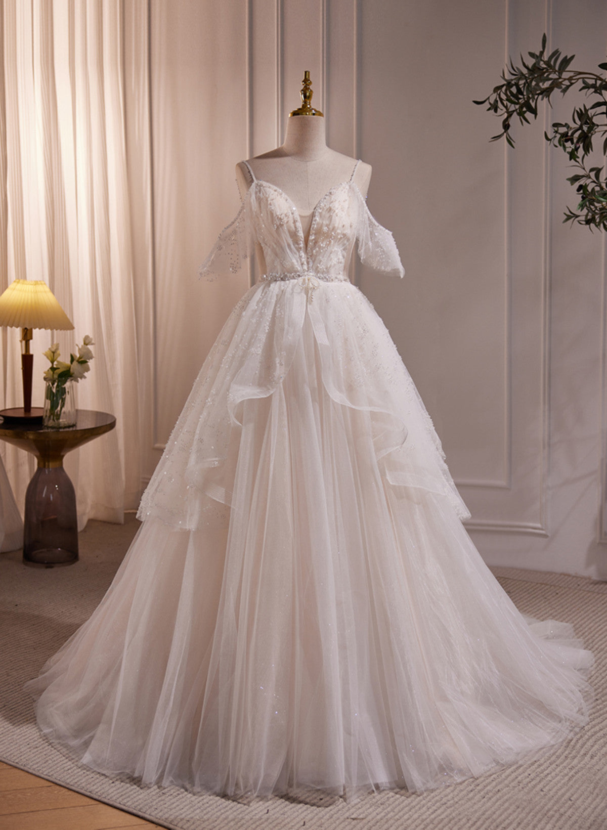 Vestido largo de fiesta de boda de tul con cuentas color marfil y corte A 