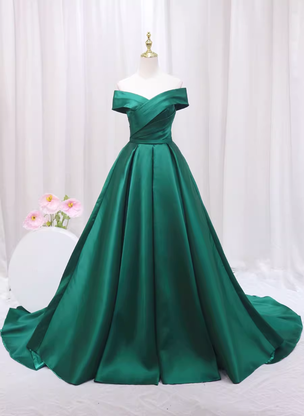 Vestido formal de satén verde con escote en forma de corazón y corte en A 