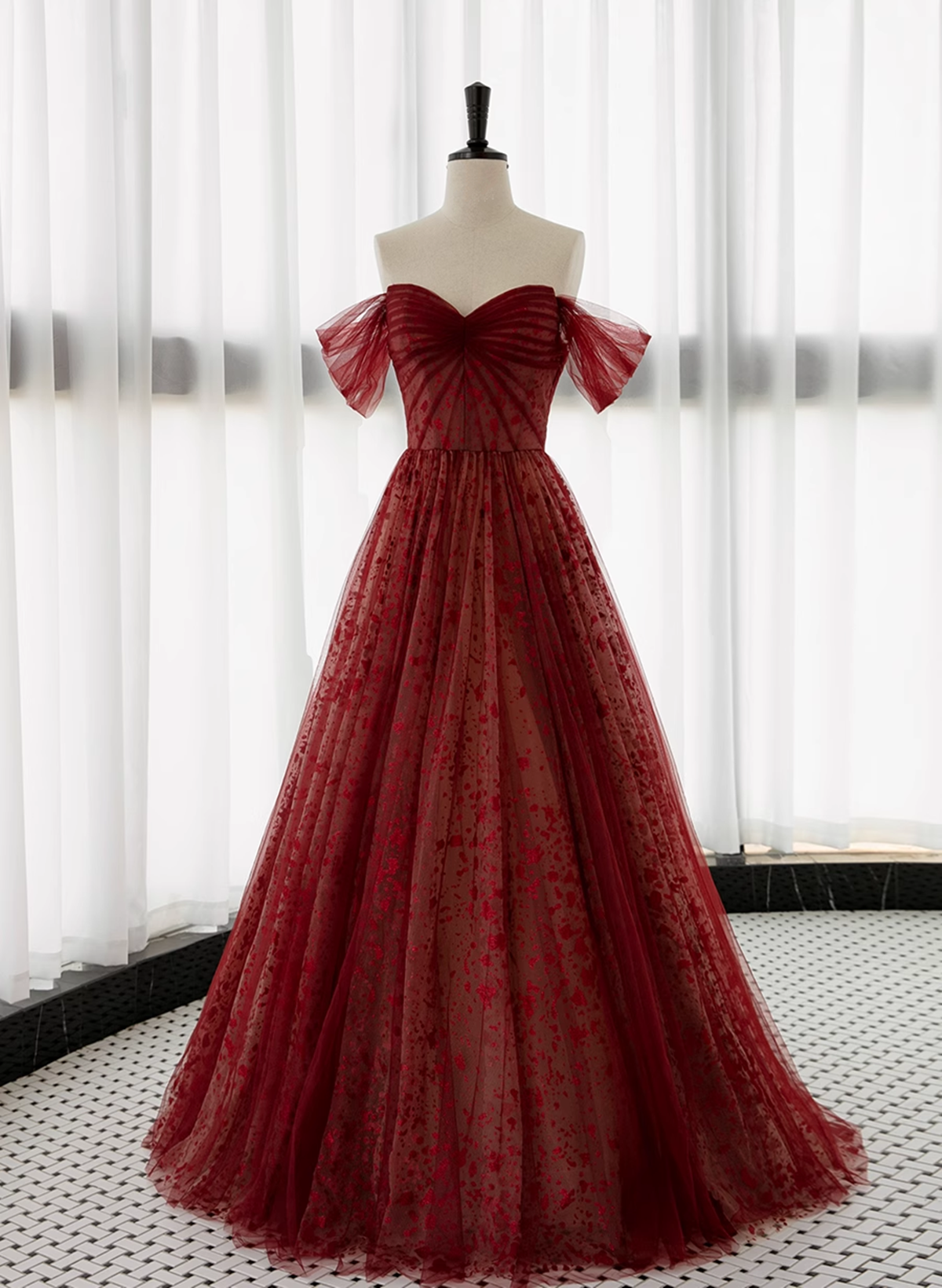 Precioso vestido formal largo de tul color vino tinto con escote en forma de corazón 