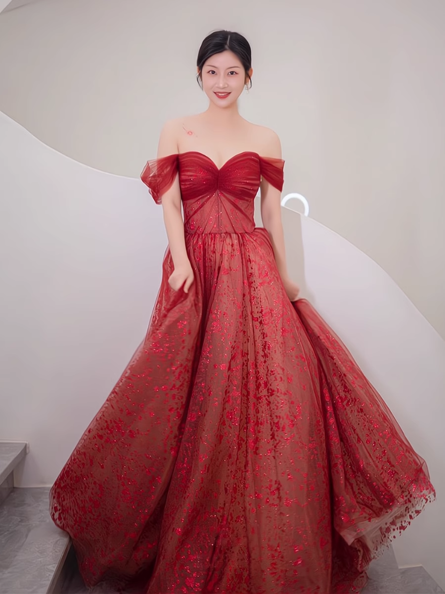 Precioso vestido formal largo de tul color vino tinto con escote en forma de corazón 