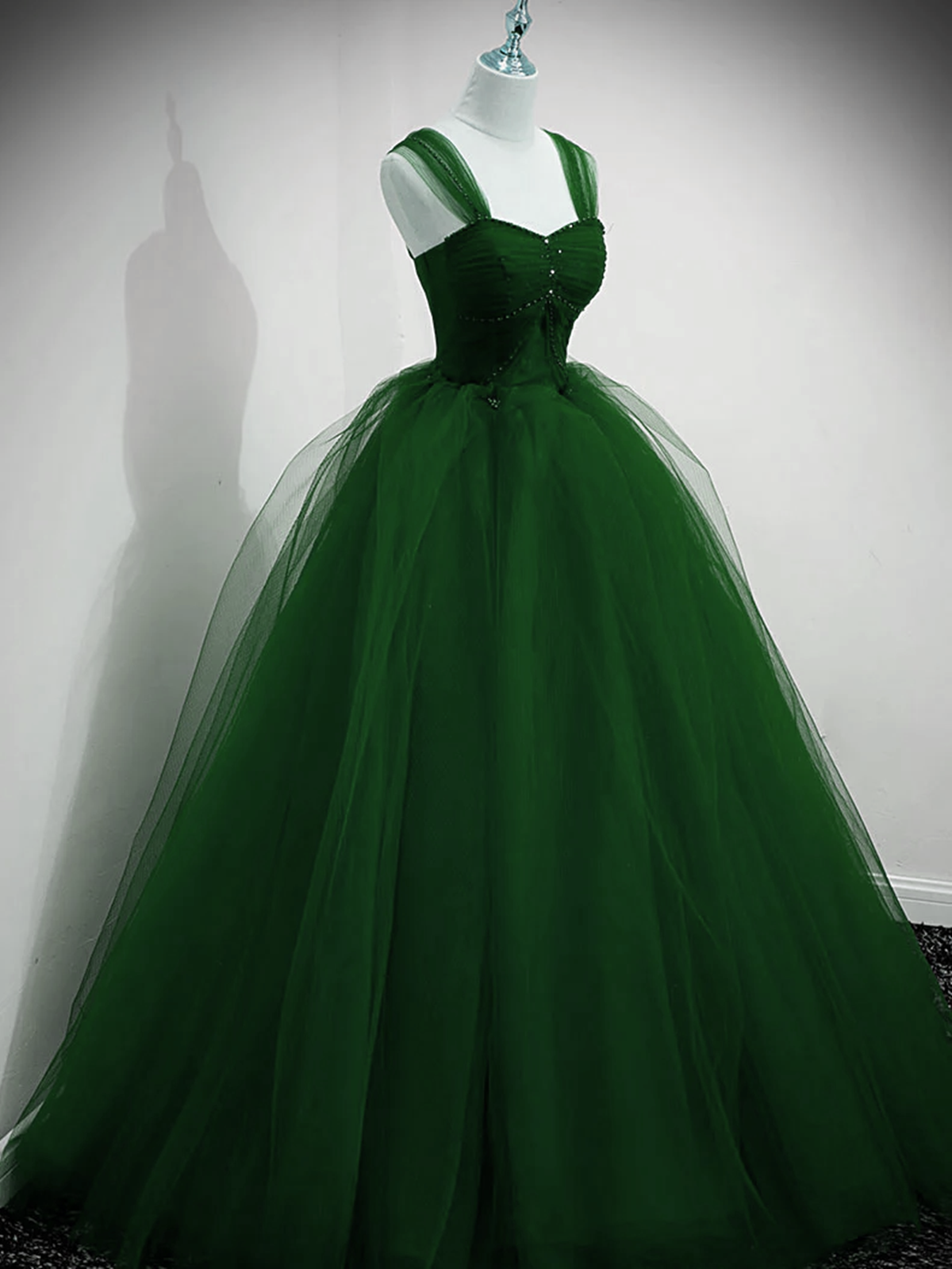 Vestido de fiesta largo con hombros descubiertos de tul verde con cuentas 