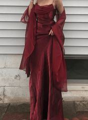 Hermoso vestido de fiesta largo de satén rojo vino con tirantes 