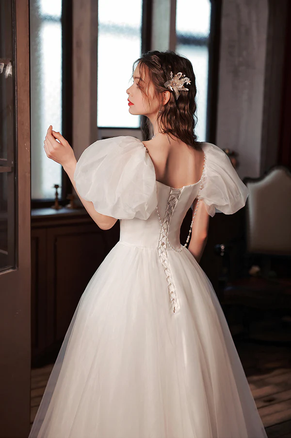 Vestido de fiesta de boda blanco con escote corazón y mangas cortas abullonadas 