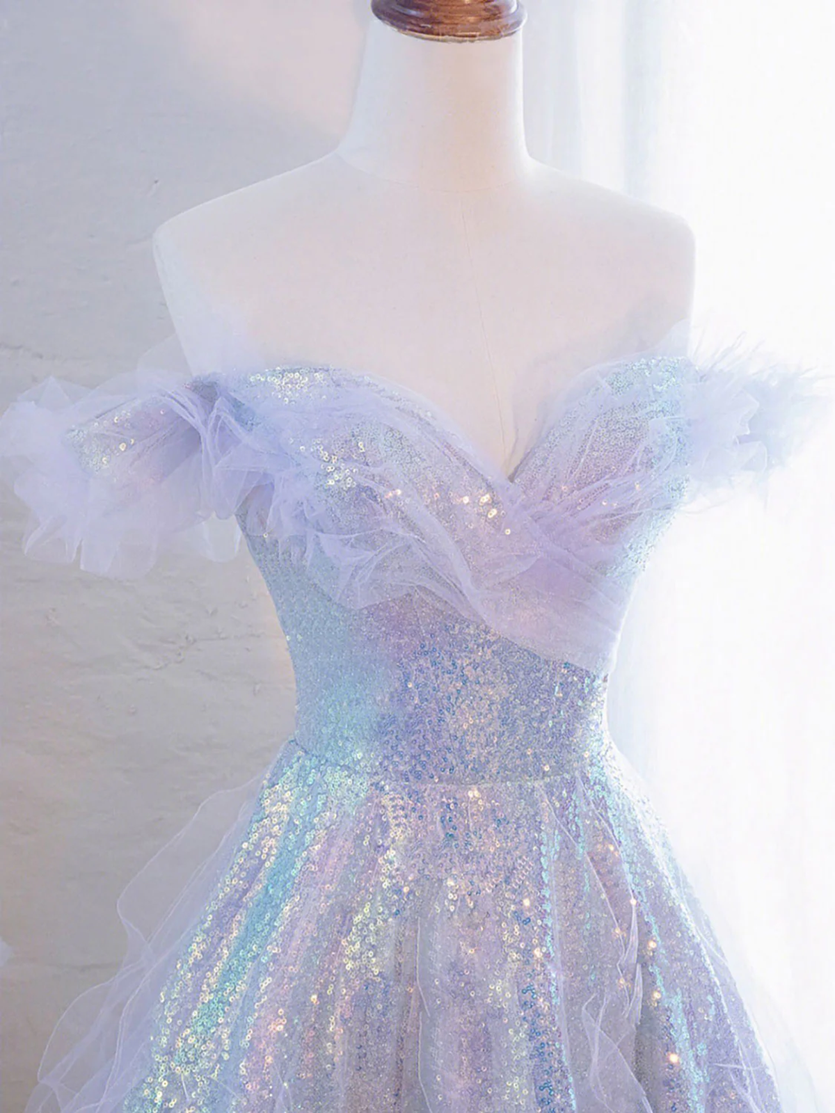 Precioso vestido de fiesta de tul y lentejuelas con corte A y hombros descubiertos 