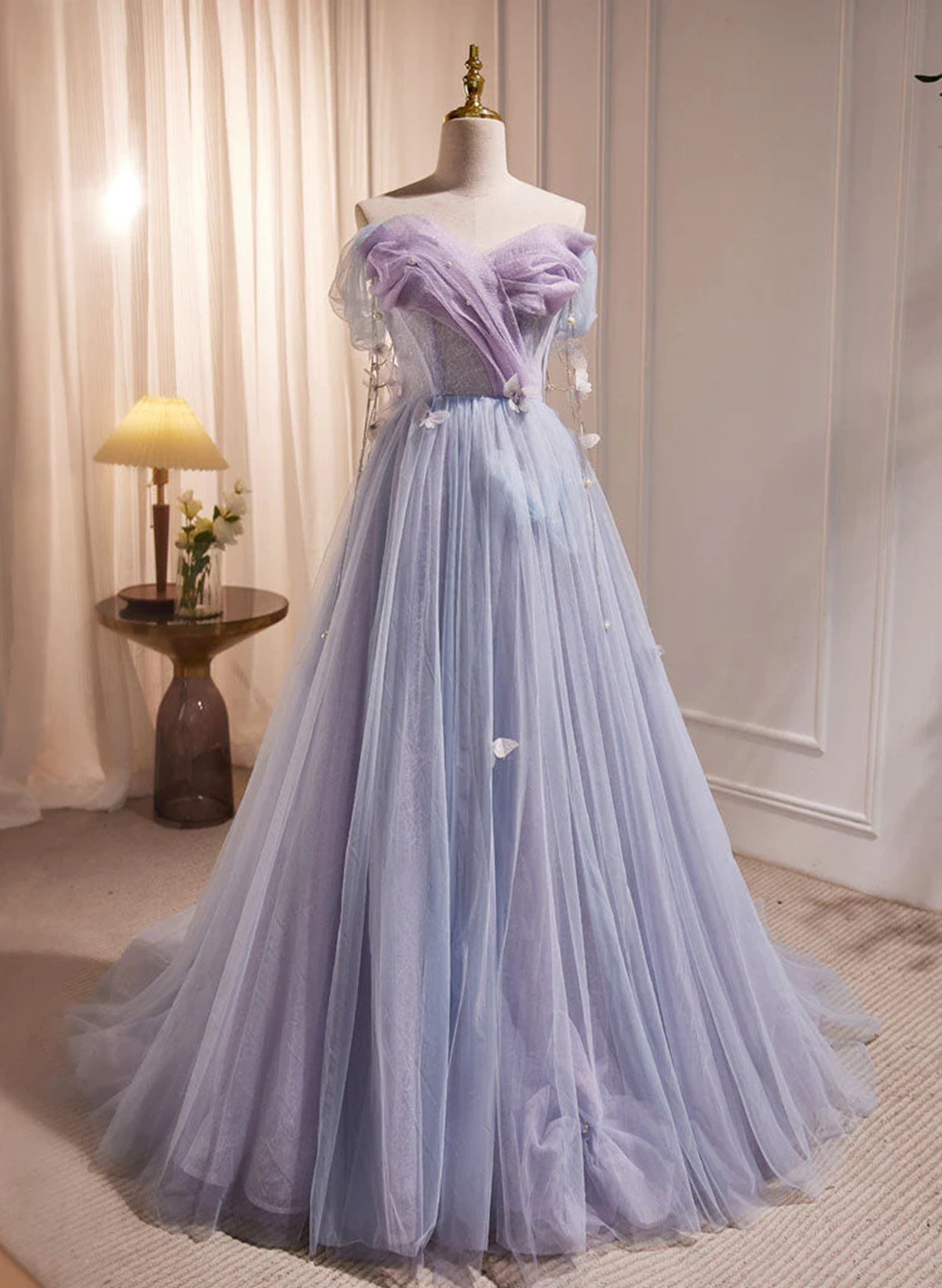 Vestido formal largo morado claro con escote en forma de corazón y hombros descubiertos 