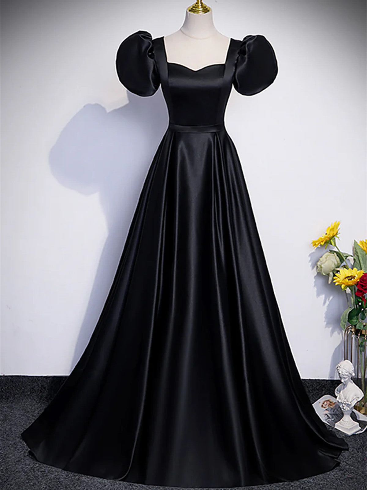 Vestido de fiesta negro de satén con hombros descubiertos y corte en A 