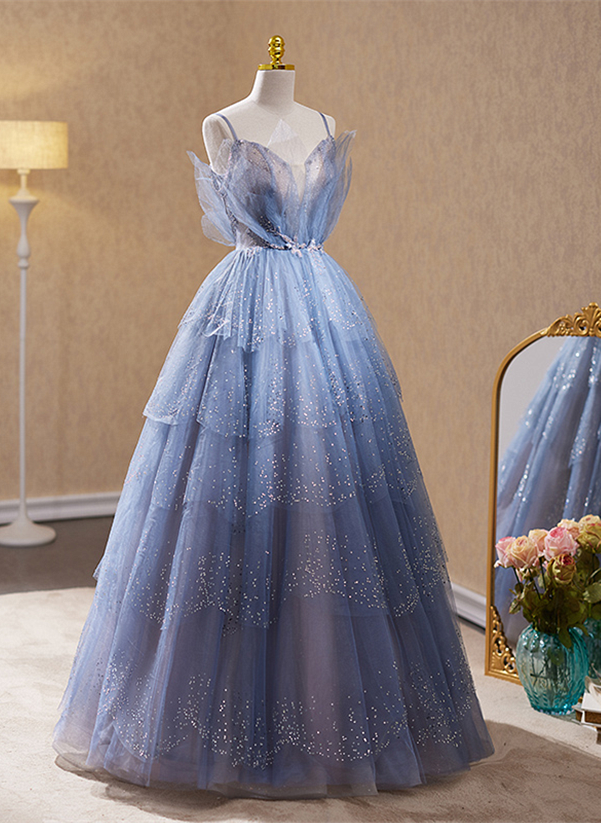Vestido formal largo de tul azul claro con cuentas 