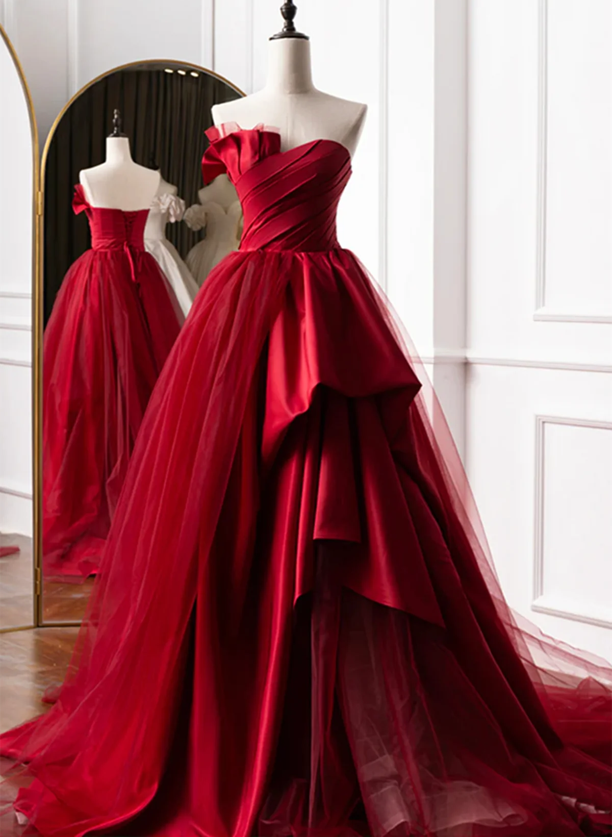 Vestido de fiesta largo con escote en forma de corazón de tul y satén rojo 