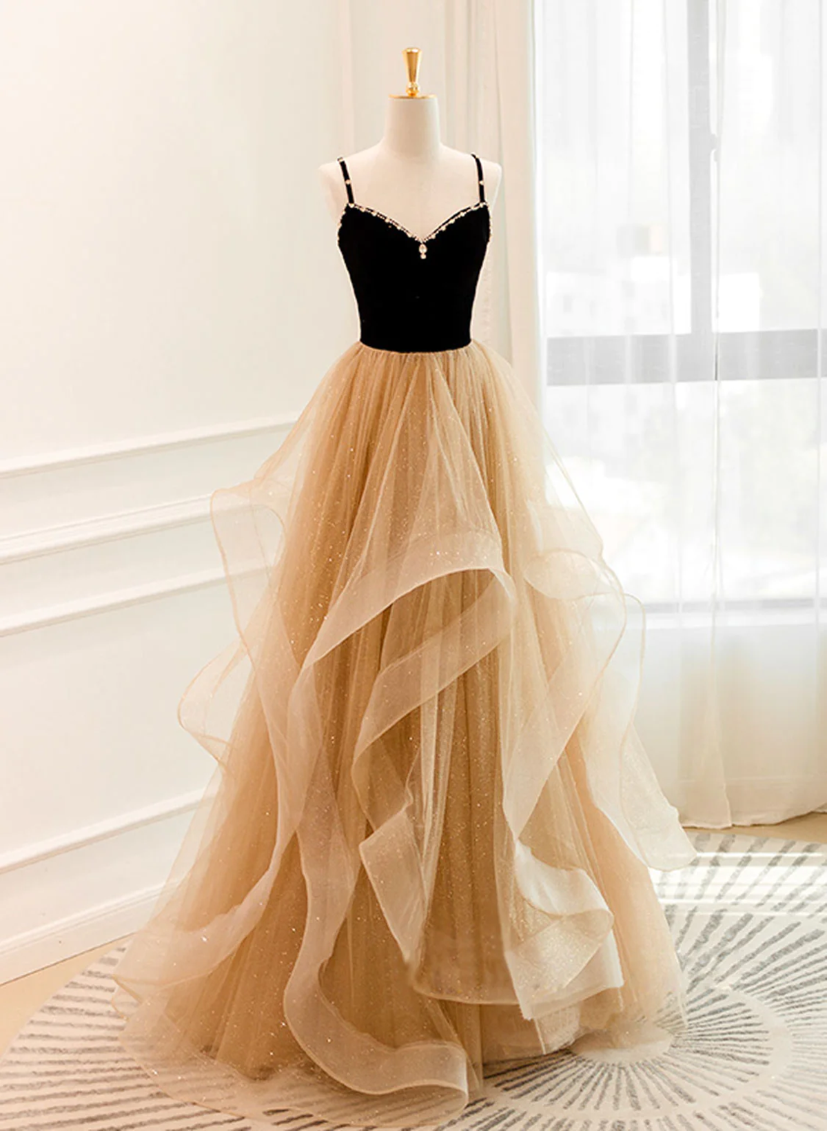 Precioso vestido de fiesta color champán con tirantes y cuentas en forma de A 