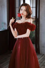 Vestido largo de fiesta de tul con cuentas y hombros descubiertos 
