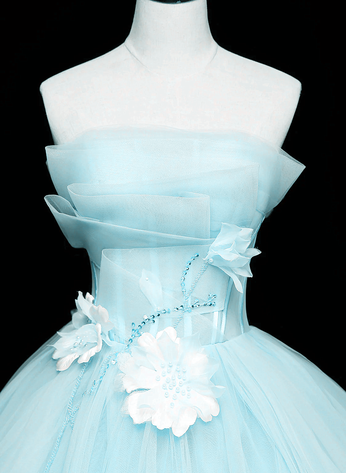 Precioso vestido largo de tul azul para dulces 16 