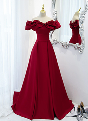 Vestido de fiesta largo con escote en forma de corazón en color rojo vino con hombros descubiertos 