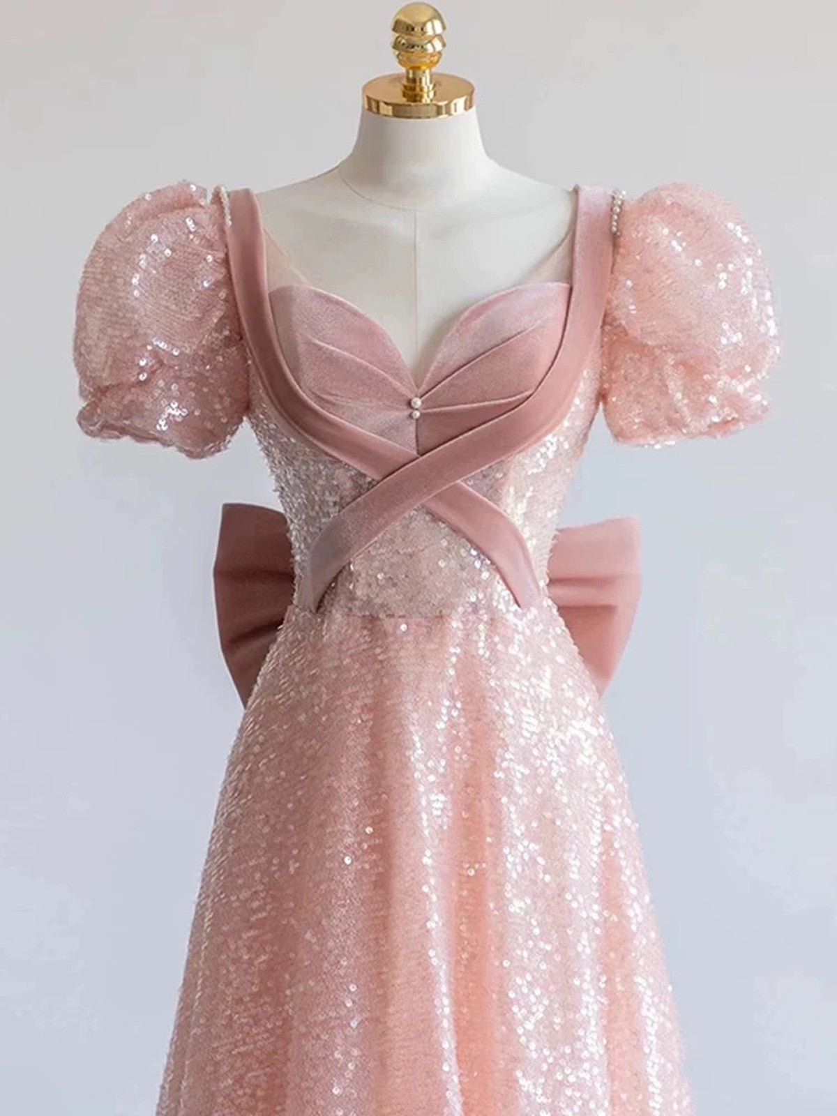 Vestido de fiesta de manga corta con lentejuelas rosas y terciopelo en forma de A 
