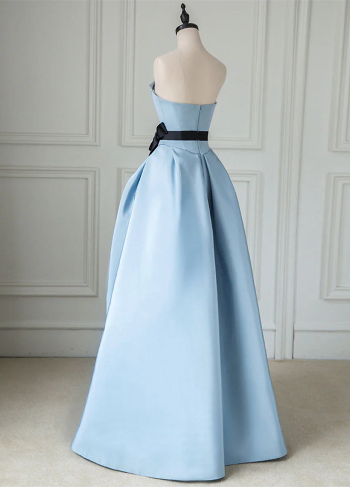 Vestido de fiesta largo de satén azul en forma de A 
