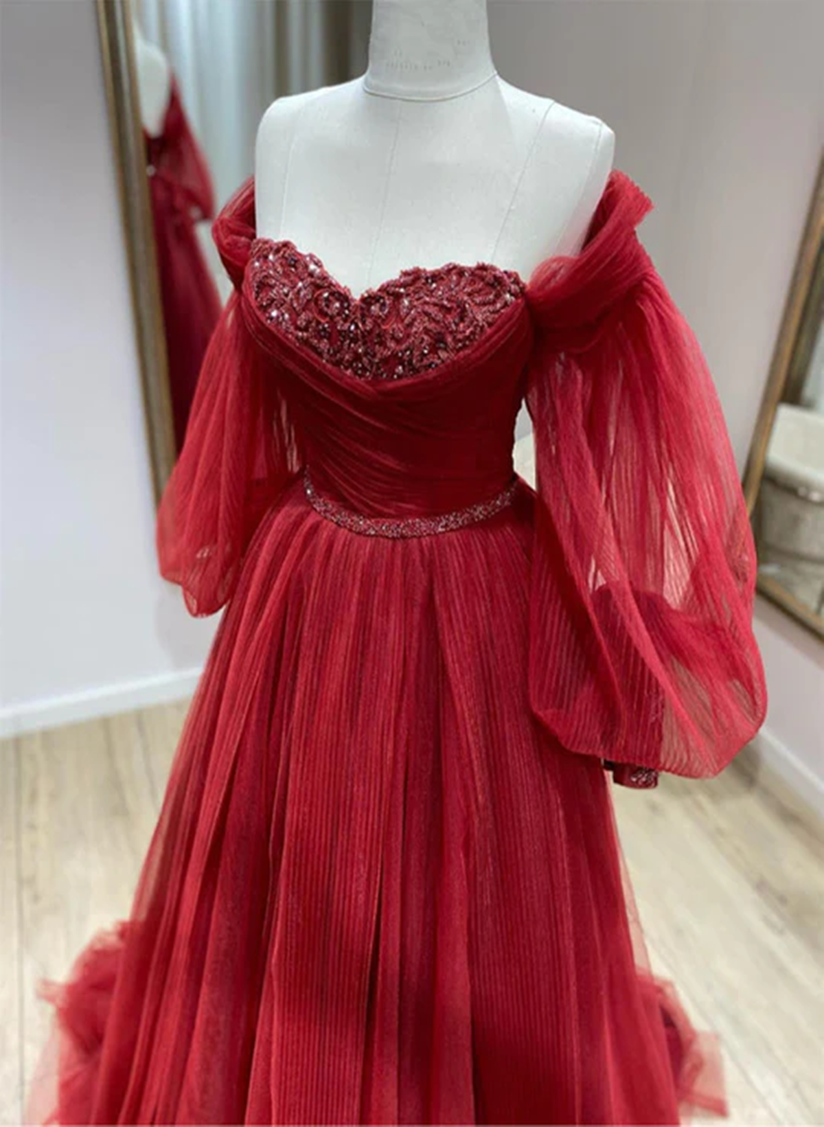 Vestido de fiesta largo de tul rojo vino con mangas abullonadas 