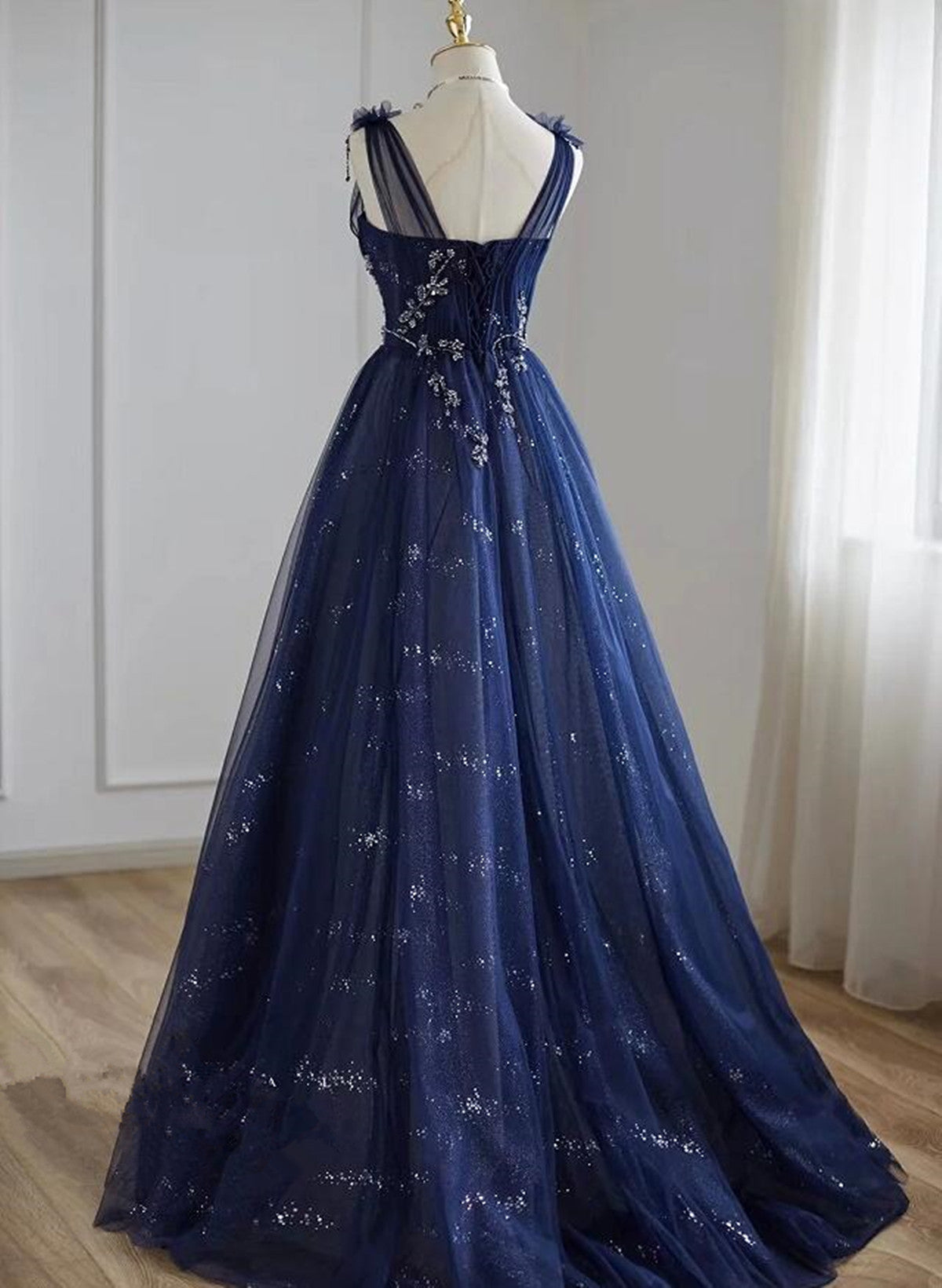 Vestido de fiesta azul marino de tul con cuentas y escote en V, corte A 