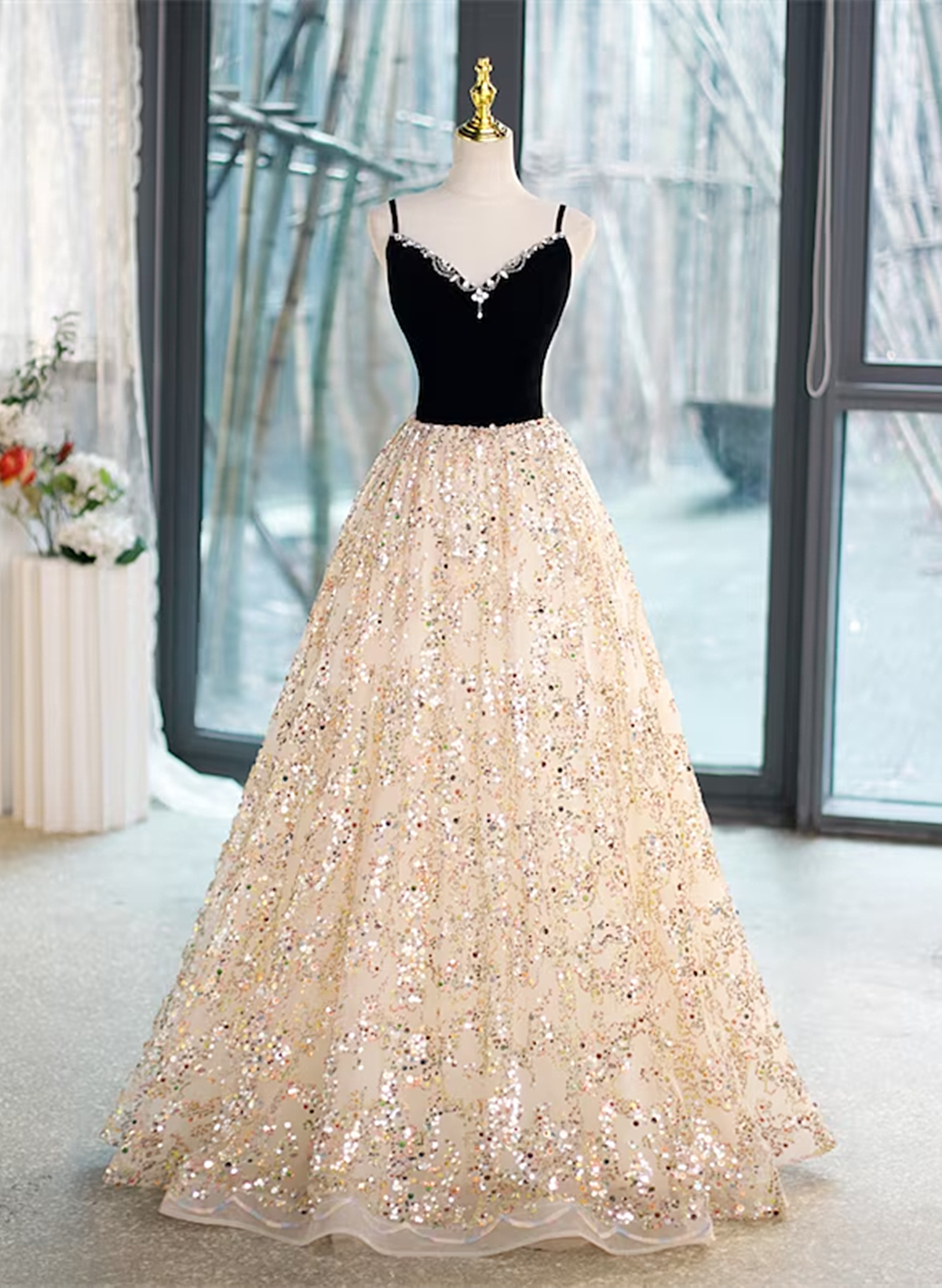 Vestido de fiesta con escote en V y cuentas color champán claro 