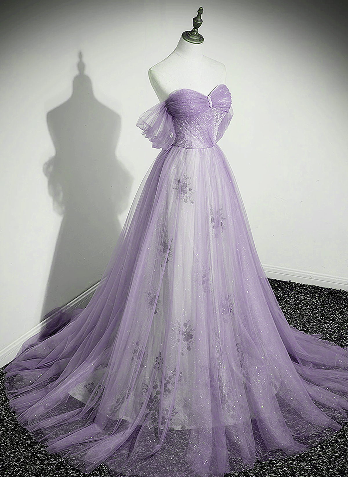 Vestido de fiesta lavanda de tul con hombros descubiertos, corte A y cuentas 