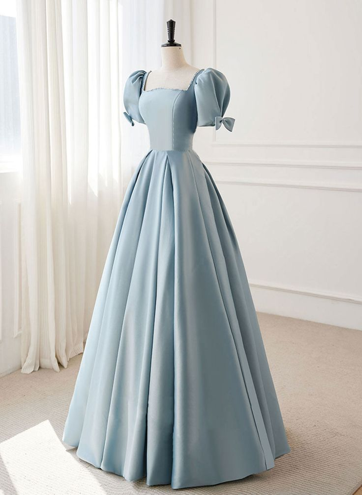 Vestido formal largo de satén azul con mangas cortas y corte en A 