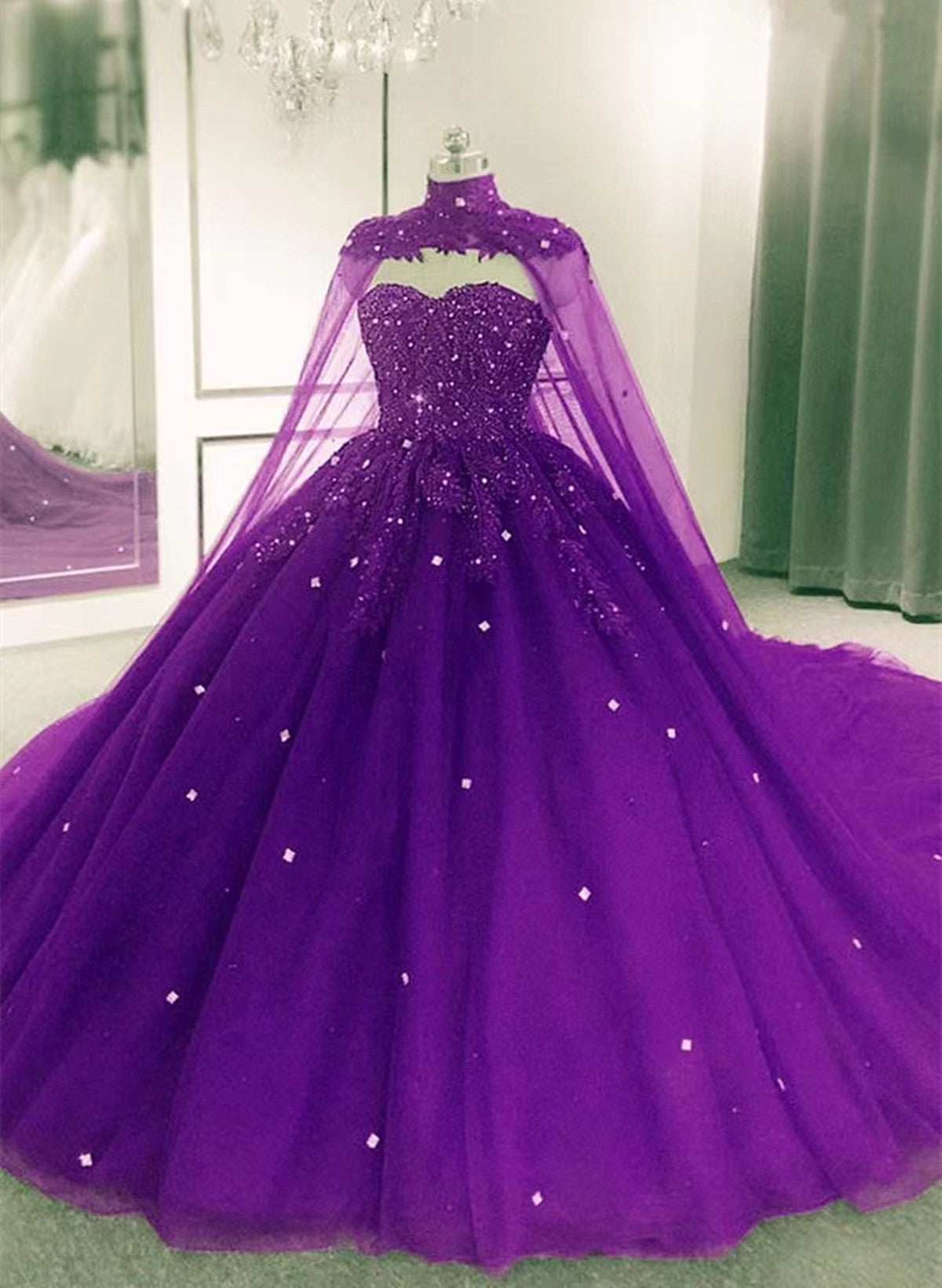 Hermoso vestido de fiesta de tul morado para dulces 16 con capa 