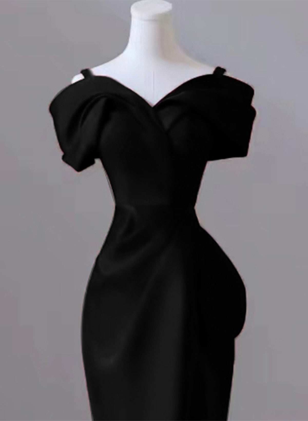 Vestido formal largo de satén negro con tirantes en forma de corazón 