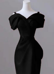 Vestido formal largo de satén negro con tirantes en forma de corazón 