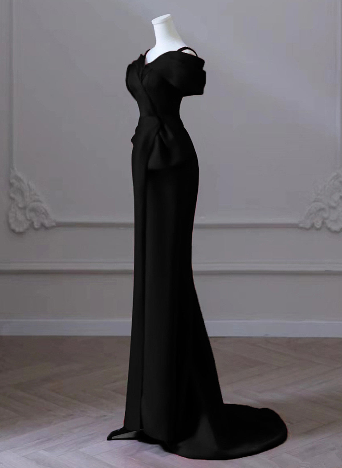Vestido formal largo de satén negro con tirantes en forma de corazón 
