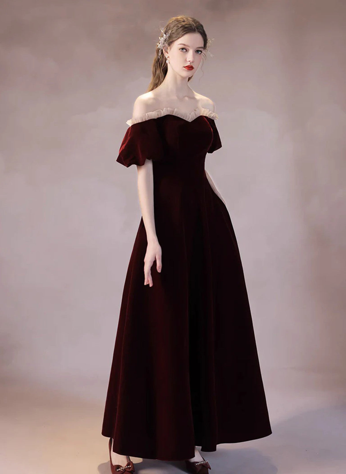 Vestido de fiesta largo de terciopelo rojo vino con corte A y hombros descubiertos 