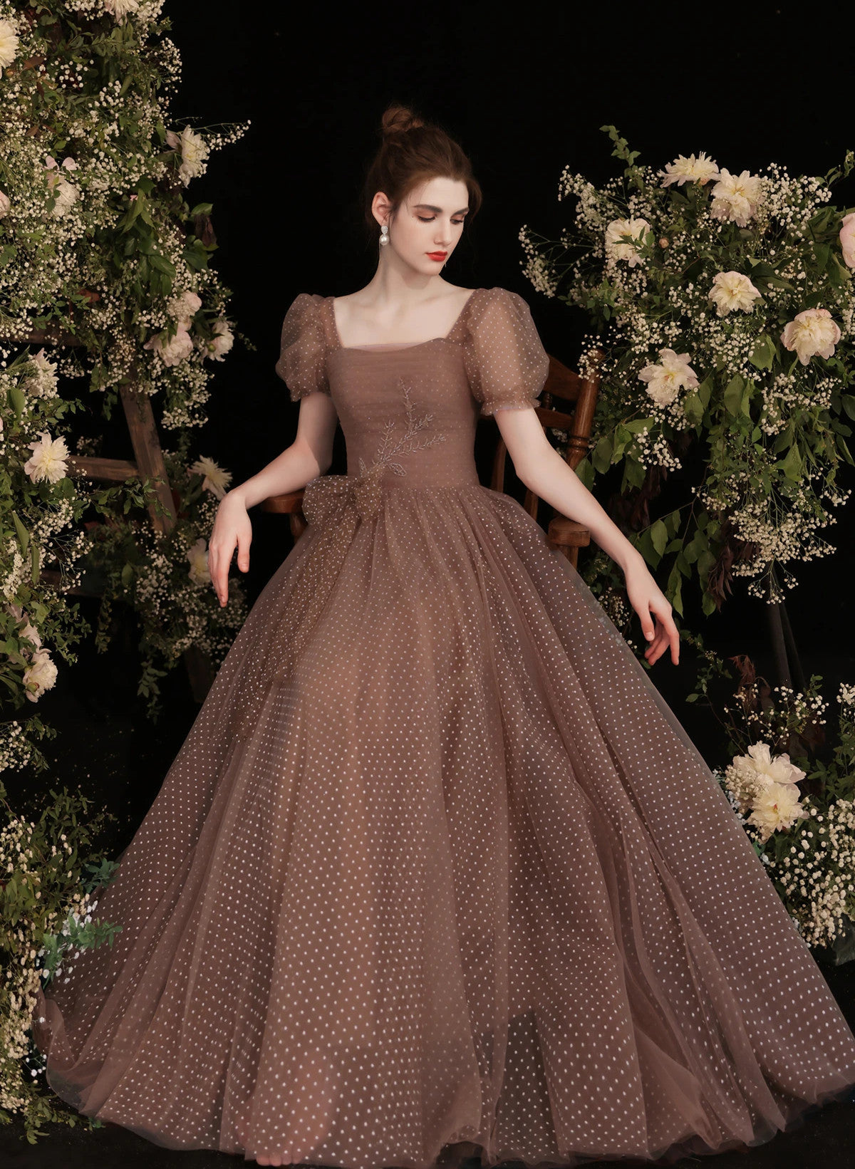Hermoso vestido de fiesta de tul con mangas cortas y largo hasta el suelo 