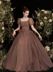 Hermoso vestido de fiesta de tul con mangas cortas y largo hasta el suelo 