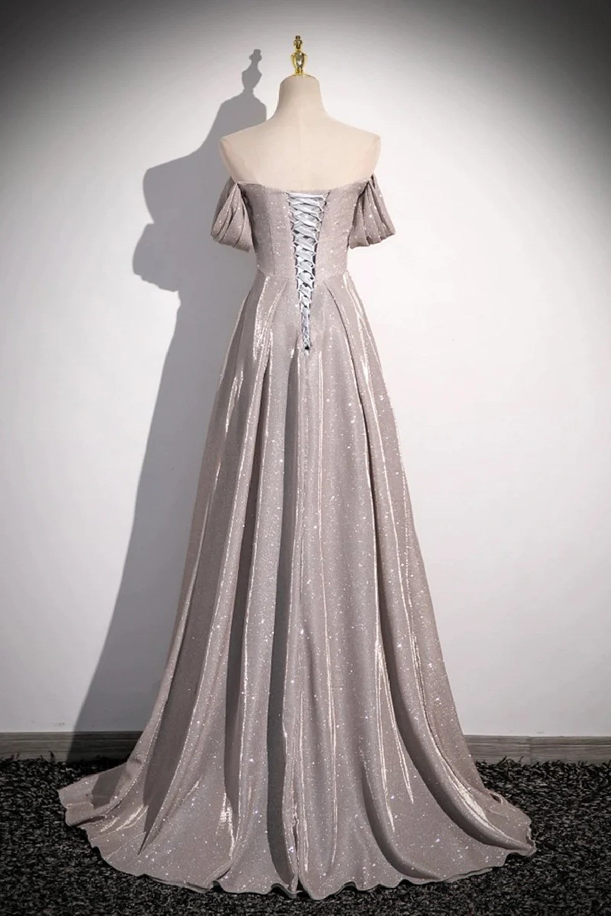 Vestido de fiesta largo con volantes y hombros descubiertos 