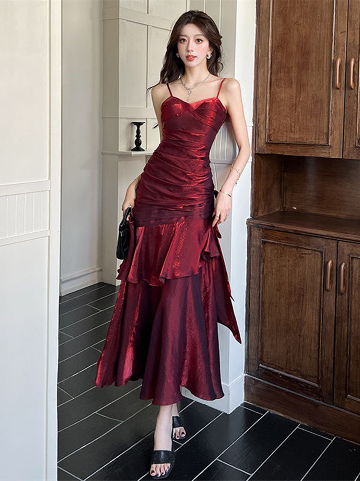 Vestido de fiesta de satén con escote corazón y tirantes de sirena en color rojo vino 